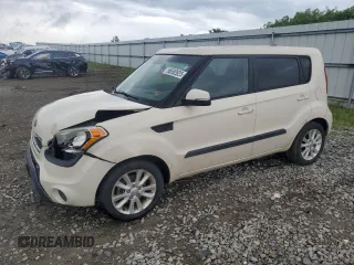 2013 Kia Soul + z VIN KNDJT2A69D7766218, wystawiony jako Copart lot #56592825 z przebiegiem 144 967 mil mil oraz Szkody całkowita. Historia ofert i sprzedaży dostępna na DreamBid. Obrazek 1.