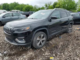 2019 Jeep Cherokee Limited z VIN 1C4PJLDB5KD479374, wystawiony jako Copart lot #56736945 z przebiegiem 107 449 mil mil oraz Szkody całkowita. Historia ofert i sprzedaży dostępna na DreamBid. Obrazek 1.