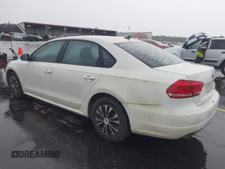 2014 Volkswagen Passat S z VIN 1VWAP7A39EC024253, wystawiony jako IAAI lot #42400664 z przebiegiem 151 628 mil mil oraz . Historia ofert i sprzedaży dostępna na DreamBid. Obrazek 3.
