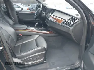 2013 BMW X5 xDrive35i z VIN 5UXZV4C51D0E11079, wystawiony jako IAAI lot #41875305 z przebiegiem 161 861 mil mil oraz . Historia ofert i sprzedaży dostępna na DreamBid. Obrazek 5.