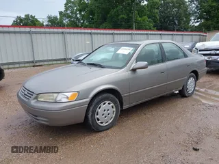 1997 Toyota Camry LE z VIN 4T1BG22KXVU034196, wystawiony jako IAAI lot #42504214 z przebiegiem 155 915 mil mil oraz . Historia ofert i sprzedaży dostępna na DreamBid. Obrazek 2.