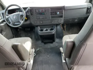 2017 GMC Savana Cargo z VIN 1GTW7AFF1H1159560, wystawiony jako Copart lot #54186255 z przebiegiem 96 988 mil mil oraz Szkoda całkowita • Salvage title. Historia ofert i sprzedaży dostępna na DreamBid. Obrazek 8.