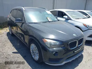 2015 BMW X1 sDrive28i z VIN WBAVM1C54FVW57397, wystawiony jako IAAI lot #42207619 z przebiegiem 128 704 mil mil oraz . Historia ofert i sprzedaży dostępna na DreamBid. Obrazek 1.