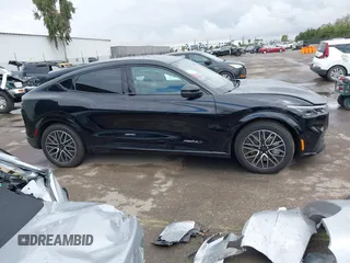 2024 Ford Mustang Mach-E Premium z VIN 3FMTK3R76RMA13687, wystawiony jako IAAI lot #42129796 z przebiegiem Nie podano mil oraz . Historia ofert i sprzedaży dostępna na DreamBid. Obrazek 12.