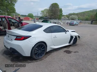 2023 Toyota 86 Premium z VIN JF1ZNBE12P9756981, wystawiony jako IAAI lot #42126988 z przebiegiem 31 550 mil mil oraz . Historia ofert i sprzedaży dostępna na DreamBid. Obrazek 4.