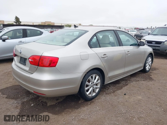 2014 Volkswagen Jetta SE z VIN 3VWD17AJ0EM247843, wystawiony jako IAAI lot #42385042 z przebiegiem 181 994 mil mil oraz . Historia ofert i sprzedaży dostępna na DreamBid. Obrazek 4.