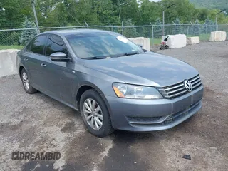 2014 Volkswagen Passat Wolfsburg Edition z VIN 1VWAT7A34EC115846, wystawiony jako IAAI lot #42495298 z przebiegiem 136 628 mil mil oraz . Historia ofert i sprzedaży dostępna na DreamBid. Obrazek 1.