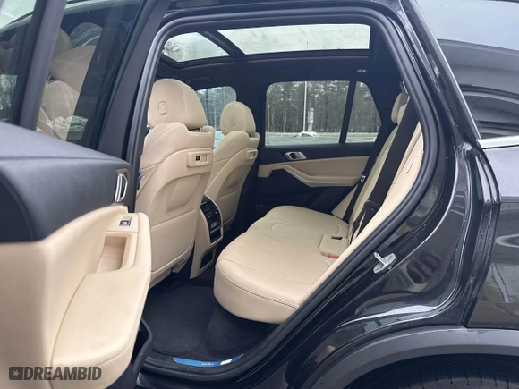 2021 BMW X5 sDrive40i with VIN 5UXCR4C04M9G59370, listed as a IAAI auction lot 41592538 with 132,083 mi miles. Bid and sale history available at carsss.com. Image 8.