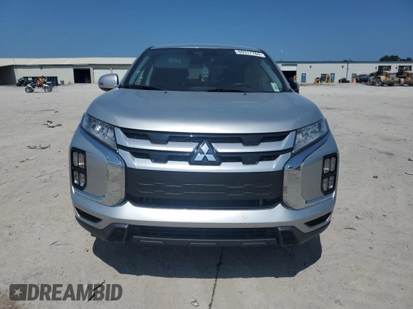 2022 Mitsubishi Outlander SE with VIN JA4APVAUXNU008843, listed as a Copart auction lot 69317784 with 33,638 mi miles and Salvage title. Bid and sale history available at DreamBid. Image 5.