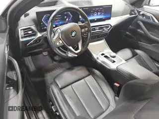 2024 BMW 4 Series 430i z VIN WBA53AP01RCR82185, wystawiony jako Copart lot #55703945 z przebiegiem 24 906 mil mil oraz Czysty tytuł • Clean title. Historia ofert i sprzedaży dostępna na DreamBid. Obrazek 8.