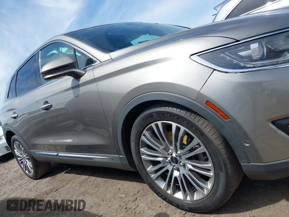 2016 Lincoln MKX Reserve z VIN 2LMTJ6LR7GBL60933, wystawiony jako IAAI lot #41825883 z przebiegiem 148 855 mil mil oraz . Historia ofert i sprzedaży dostępna na DreamBid. Obrazek 13.