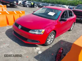 2014 Volkswagen Jetta S z VIN 3VW2K7AJ1EM434223, wystawiony jako IAAI lot #42245560 z przebiegiem 105 411 mil mil oraz . Historia ofert i sprzedaży dostępna na DreamBid. Obrazek 2.