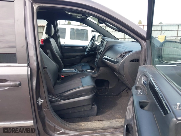 2015 Chrysler Town & Country S with VIN 2C4RC1HG4FR731468, listed as a IAAI auction lot 41902974 with 132,784 mi miles. Bid and sale history available at carsss.com. Image 5.