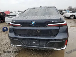 2023 BMW i7 xDrive60 z VIN WBY53EJ02PCL63724, wystawiony jako Copart lot #86049074 z przebiegiem 46 865 mil mil oraz Szkody całkowita. Historia ofert i sprzedaży dostępna na DreamBid. Obrazek 6.