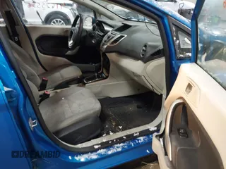 2013 Ford Fiesta SE z VIN 3FADP4BJ7DM225471, wystawiony jako IAAI lot #41625556 z przebiegiem 70 948 mil mil oraz . Historia ofert i sprzedaży dostępna na DreamBid. Obrazek 5.
