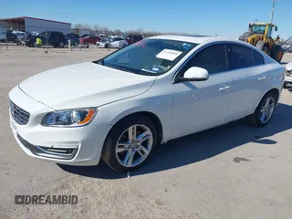 2015 Volvo S60 T5 Drive-E Premier z VIN YV140MFKXF1351769, wystawiony jako IAAI lot #41392860 z przebiegiem 56 920 mil mil oraz . Historia ofert i sprzedaży dostępna na DreamBid. Obrazek 17.