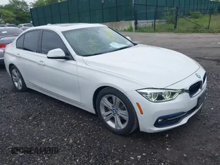 2018 BMW 3 Series 330i xDrive z VIN WBA8D9C52JEM32318, wystawiony jako IAAI lot #42309352 z przebiegiem 61 828 mil mil oraz . Historia ofert i sprzedaży dostępna na DreamBid. Obrazek 1.