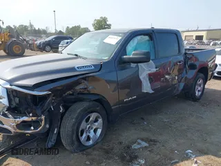 2019 Ram 1500 Big Horn z VIN 1C6RRFFGXKN709911, wystawiony jako IAAI lot #40337177 z przebiegiem 124 338 mil mil oraz . Historia ofert i sprzedaży dostępna na DreamBid. Obrazek 2.