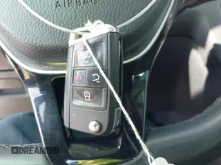 2021 Volkswagen Golf TSI z VIN 3VWG57AU4MM008113, wystawiony jako IAAI lot #42053444 z przebiegiem 24 449 mil mil oraz . Historia ofert i sprzedaży dostępna na DreamBid. Obrazek 11.