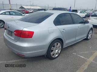 2014 Volkswagen Jetta SE z VIN 3VWD17AJ2EM226153, wystawiony jako IAAI lot #41907079 z przebiegiem 172 595 mil mil oraz . Historia ofert i sprzedaży dostępna na DreamBid. Obrazek 4.