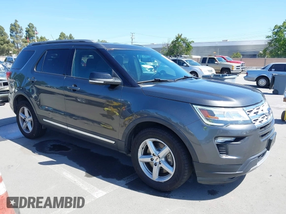 2018 Ford Explorer XLT z VIN 1FM5K7D85JGC55627, wystawiony jako IAAI lot #42261412 z przebiegiem 133 125 mil mil oraz . Historia ofert i sprzedaży dostępna na DreamBid. Obrazek 1.