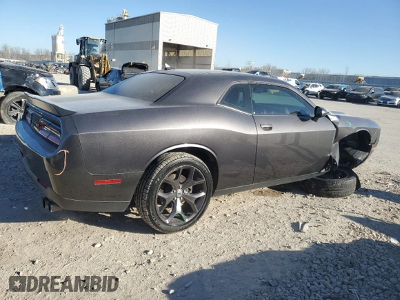 2017 Dodge Challenger SXT z VIN 2C3CDZAG0HH639976, wystawiony jako Copart lot #83611054 z przebiegiem 67 338 mil mil oraz Szkoda całkowita • Salvage title. Historia ofert i sprzedaży dostępna na DreamBid. Obrazek 3.