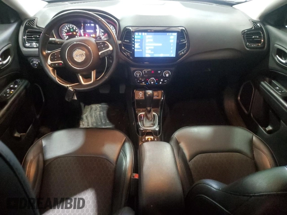 2020 Jeep Compass Latitude z VIN 3C4NJCBB6LT252619, wystawiony jako Copart lot #54860815 z przebiegiem Nie podano mil oraz Szkoda całkowita • Salvage title. Historia ofert i sprzedaży dostępna na DreamBid. Obrazek 8.