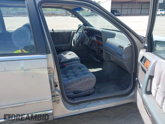 1993 Chrysler LeBaron z VIN 3C3XA563XPT521111, wystawiony jako IAAI lot #42172837 z przebiegiem 126 445 mil mil oraz . Historia ofert i sprzedaży dostępna na DreamBid. Obrazek 5.
