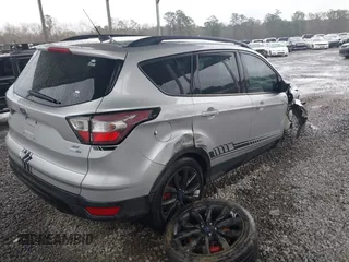 2018 Ford Escape SE z VIN 1FMCU9GD1JUB35184, wystawiony jako IAAI lot #41611285 z przebiegiem 142 267 mil mil oraz . Historia ofert i sprzedaży dostępna na DreamBid. Obrazek 4.