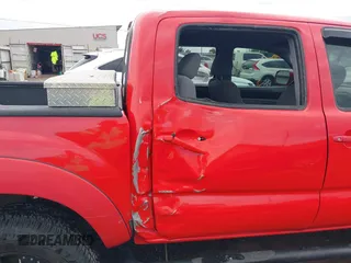 2006 Toyota Tacoma z VIN 3TMLU42N76M006045, wystawiony jako IAAI lot #42225263 z przebiegiem 161 068 mil mil oraz . Historia ofert i sprzedaży dostępna na DreamBid. Obrazek 6.