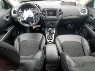 2019 Jeep Compass Latitude z VIN 3C4NJDBB8KT674296, wystawiony jako Copart lot #57901855 z przebiegiem 76 339 mil mil oraz Szkoda całkowita • Salvage title. Historia ofert i sprzedaży dostępna na DreamBid. Obrazek 8.