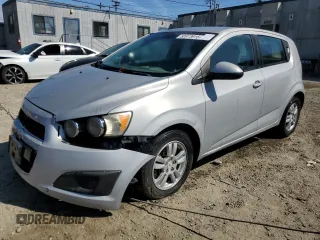 2012 Chevrolet Sonic LS z VIN 1G1JA6SH4C4167877, wystawiony jako Copart lot #50973915 z przebiegiem 167 149 mil mil oraz Czysty tytuł • Clean title. Historia ofert i sprzedaży dostępna na DreamBid. Obrazek 1.