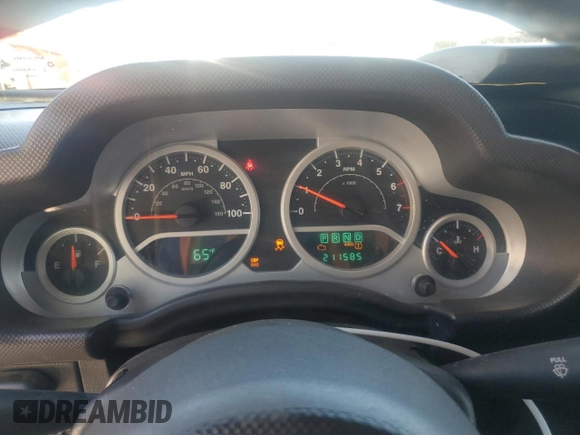 2010 Jeep Wrangler Sahara z VIN 1J4AA5D10AL204437, wystawiony jako Copart lot #50743665 z przebiegiem 211 585 mil mil oraz Szkoda całkowita • Salvage title. Historia ofert i sprzedaży dostępna na DreamBid. Obrazek 9.