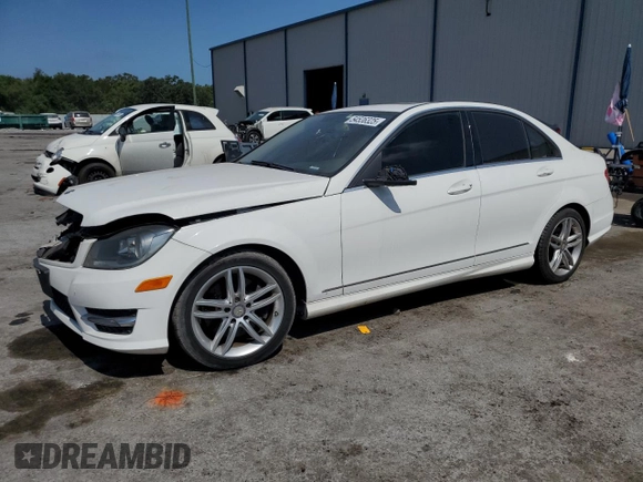 2014 Mercedes-Benz C 300 Sport z VIN WDDGF8AB2ER301759, wystawiony jako Copart lot #54536325 z przebiegiem 110 362 mil mil oraz Szkoda całkowita • Salvage title. Historia ofert i sprzedaży dostępna na DreamBid. Obrazek 1.