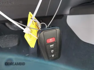 2024 Toyota Camry LE z VIN 4T1R11AKXRU883388, wystawiony jako IAAI lot #41977607 z przebiegiem 8 784 mil mil oraz . Historia ofert i sprzedaży dostępna na DreamBid. Obrazek 11.