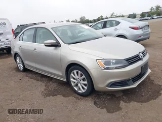 2014 Volkswagen Jetta SE z VIN 3VWD17AJ0EM247843, wystawiony jako IAAI lot #42385042 z przebiegiem 181 994 mil mil oraz . Historia ofert i sprzedaży dostępna na DreamBid. Obrazek 1.