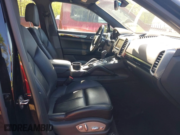 2016 Porsche Cayenne z VIN WP1AA2A23GLA04144, wystawiony jako IAAI lot #42117178 z przebiegiem 70 255 mil mil oraz . Historia ofert i sprzedaży dostępna na DreamBid. Obrazek 4.