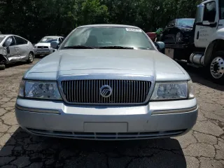 2005 Mercury Grand Marquis GS z VIN 2MEFM74W45X611002, wystawiony jako Copart lot #56645615 z przebiegiem 141 059 mil mil oraz Tytuł czysty. Historia ofert i sprzedaży dostępna na DreamBid. Obrazek 5.