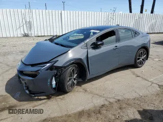 2025 Toyota Prius LE z VIN JTDADABU9S3025219, wystawiony jako Copart lot #51535365 z przebiegiem Nie podano mil oraz Szkoda całkowita • Salvage title. Historia ofert i sprzedaży dostępna na DreamBid. Obrazek 1.