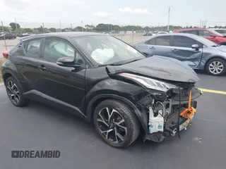 2021 Toyota C-HR LE z VIN NMTKHMBX3MR127202, wystawiony jako IAAI lot #42188312 z przebiegiem 54 029 mil mil oraz . Historia ofert i sprzedaży dostępna na DreamBid. Obrazek 1.