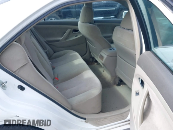 2011 Toyota Camry LE z VIN 4T1BF3EK8BU728563, wystawiony jako IAAI lot #41783543 z przebiegiem 294 062 mil mil oraz . Historia ofert i sprzedaży dostępna na DreamBid. Obrazek 8.