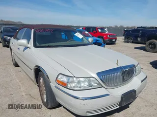 2004 Lincoln Town Car Ultimate z VIN 1LNHM83W54Y672824, wystawiony jako IAAI lot #41859454 z przebiegiem 153 383 mil mil oraz . Historia ofert i sprzedaży dostępna na DreamBid. Obrazek 1.