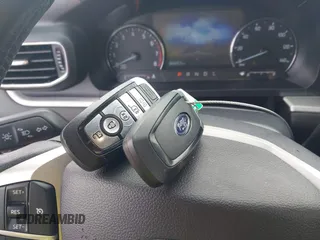 2022 Ford Explorer XLT z VIN 1FMSK7DHXNGB35329, wystawiony jako IAAI lot #42221442 z przebiegiem 56 655 mil mil oraz . Historia ofert i sprzedaży dostępna na DreamBid. Obrazek 11.