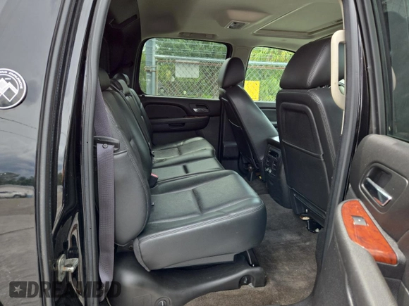 2013 Chevrolet Avalanche LTZ z VIN 3GNTKGE77DG250771, wystawiony jako Copart lot #59786255 z przebiegiem 150 363 mil mil oraz Czysty tytuł • Clean title. Historia ofert i sprzedaży dostępna na DreamBid. Obrazek 6.