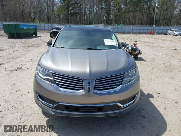 2017 Lincoln MKX Reserve z VIN 2LMPJ8LR4HBL41092, wystawiony jako IAAI lot #41815783 z przebiegiem 104 578 mil mil oraz . Historia ofert i sprzedaży dostępna na DreamBid. Obrazek 6.