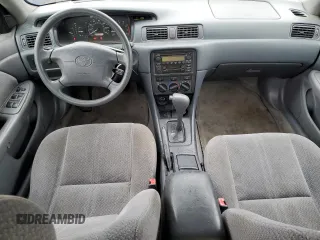 2000 Toyota Camry LE z VIN 4T1BF22KXYU953641, wystawiony jako Copart lot #48018145 z przebiegiem 118 587 mil mil oraz Czysty tytuł • Clean title. Historia ofert i sprzedaży dostępna na DreamBid. Obrazek 8.