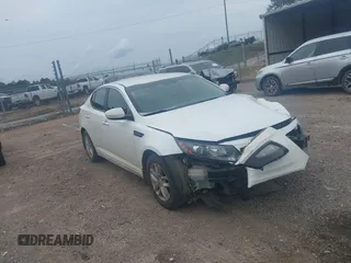 2013 Kia Optima LX z VIN KNAGM4A79D5304780, wystawiony jako IAAI lot #42277179 z przebiegiem 139 841 mil mil oraz . Historia ofert i sprzedaży dostępna na DreamBid. Obrazek 1.