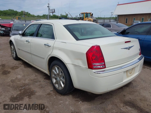 2008 Chrysler 300 C Hemi z VIN 2C3KA63H78H253810, wystawiony jako IAAI lot #42184500 z przebiegiem 112 271 mil mil oraz . Historia ofert i sprzedaży dostępna na DreamBid. Obrazek 3.