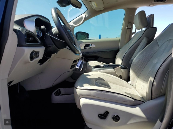 2018 Chrysler Pacifica Hybrid Limited with VIN 2C4RC1N72JR236537, listed as a Copart auction lot 66148025 with 69,351 mi miles and Clean title. Bid and sale history available at DreamBid. Image 7.