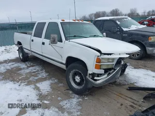 2000 GMC Sierra 3500 z VIN 1GTHC33J5YF404761, wystawiony jako IAAI lot #41269461 z przebiegiem 246 638 mil mil oraz . Historia ofert i sprzedaży dostępna na DreamBid. Obrazek 1.